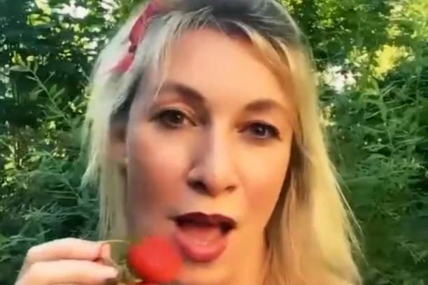 KAKVA BOMBA: ZBOG MARIJE SU GORELE DRUŠTVENE MREŽE! Zaharova kakvu nikada pre niste videli: Viri joj donji veš, Andrej je liže po vratu i strasno ljubi! (FOTO)