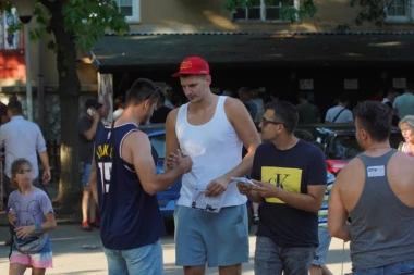 Nije uspešan samo na košarkaškom parketu: Nikola Jokić sa suprugom i kćerkicom na Beogradskom hipodromu! (FOTO, VIDEO)