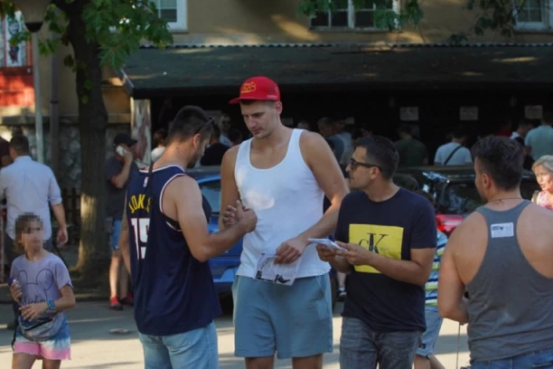 Nije uspešan samo na košarkaškom parketu: Nikola Jokić sa suprugom i kćerkicom na Beogradskom hipodromu! (FOTO, VIDEO)