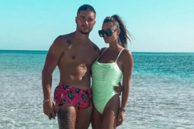 Mirko Šijan objavio privatni porodični portret: Bojana Rodić u mini bikiniju, a jedan detalj je svima privukao pažnju! (FOTO)