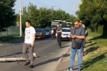 Devojku iz auta izvlačili vatrogasci! Vozilo izletelo sa puta i udarilo u banderu u Zemun polju! (VIDEO)
