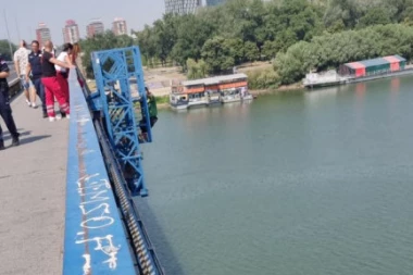 DRAMA NA BRANKOVOM MOSTU - MUŠKARAC VISIO SA LIFTA ZA BICIKLISTE: Odmah reagovali policija i Hitna pomoć, poznat epilog! (FOTO)