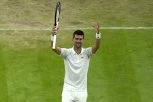 SJAJAN GEST ĐOKOVIĆA! Dok svi BEŽE od NJE, Novak je pristao da se SLIKA sa teniserkom koju niko NE PODNOSI! (FOTO)