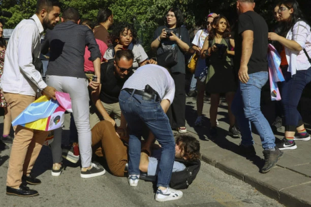 POLICIJA "RAZBILA" PARADU PONOSA U ANKARI: Uhapšeno 30 ljudi (FOTO)