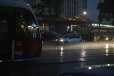 JEZIVE SCENE U ZEMUNU! Železnička stanica skroz potopljena - zarobljeni građani čekaju spasioce (VIDEO)
