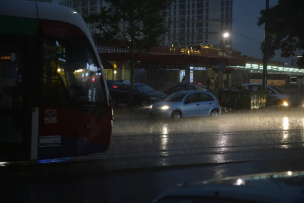 JEZIVE SCENE U ZEMUNU! Železnička stanica skroz potopljena - zarobljeni građani čekaju spasioce (VIDEO)