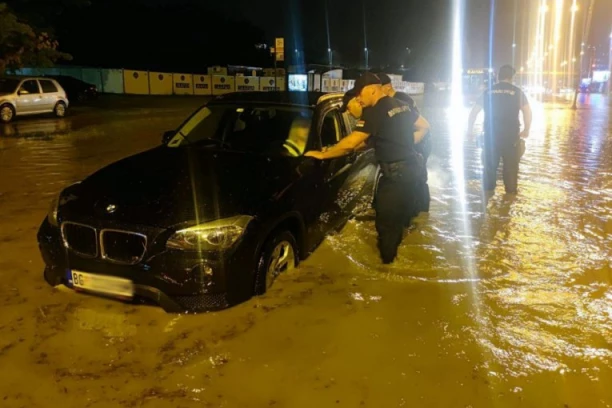 NEVREME VEĆ STIGLO U POJEDINE DELOVE SRBIJE! Automobili plivaju po ulicama! (VIDEO)
