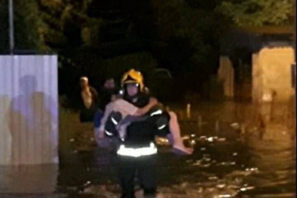 IZ VOZILA IZVUČENO STOTINU LJUDI! Nevreme paralisalo Srbiju, požari širom zemlje zbog udara groma! (FOTO, VIDEO)