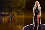 Karleuša završila u mulju: Pevačici se na dan razvoda dogodila elemetarna nepogoda! (VIDEO)
