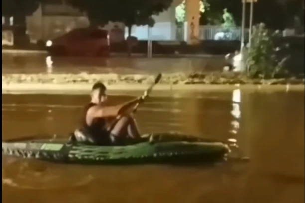 SNAŠAO SE DEČKO! Kiša napravila jezero na Bežaniji, ali njega to nije sprečilo da se doveze na odredište! (VIDEO)