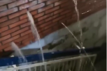 ZAR JE OVO MOGUĆE?! Vodopad na Novoj Galenici! Voda kulja kroz zidove, sliva se niz stepenice i pravi jezero! (VIDEO)