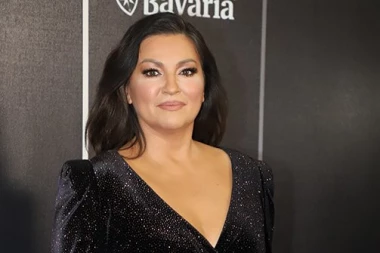 CRNO BELI DEBAKL! Nina i Jelena ŠOKIRALE stajlingom, "šešir" na HALJINI i PVC usred leta! (FOTO)