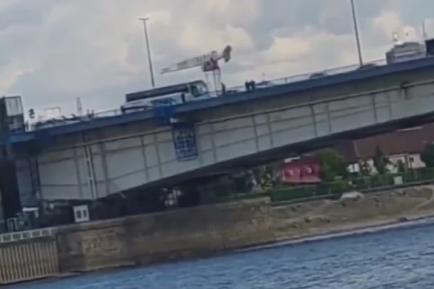 MUŠKARAC SKOČIO S BRANKOVOG MOSTA! Hitne službe na terenu (VIDEO)