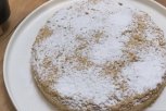 BEZ BRAŠNA I RERNE: Ova keks pita sa kremom i jagodama se topi u ustima!