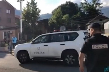 ROSU SA DUGIM CEVIMA NADOMAK JARINJA: Oklopna vozila sa specijalcima pojačanje policijskom punktu kod administrativnog prelaza