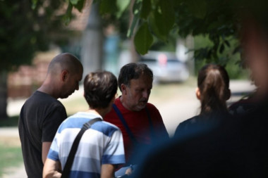 OTAC NEM OD BOLA: Policija traga za unukom iz Zmajeva zbog sumnje da je sekirom UBIO BABU I DEDU! (FOTO)