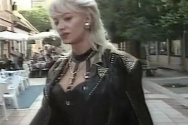 Bila je kuma MAFIJAŠA, prevarila Švajcarca za PARE, a Karleuša joj radila u BUTIKU: Vatrena pevačica za kojom žestoki momci i dalje uzdišu danas izgleda kao AVION!