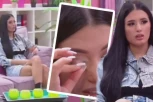Pevačica se skinula usred emisije, svi su od ŠOKA ZANEMELI: Govore joj da je PLASTIČNA LUTKA, a kada je sve sa nje spalo, vilice su PALE! (VIDEO)