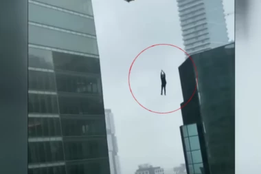 Uznemirujući video radnika kako visi sa krana zaprepastio javnost! (VIDEO)