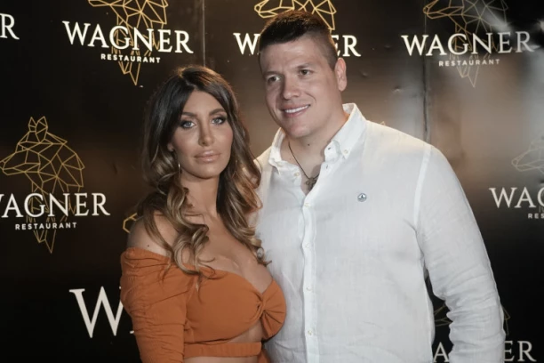 SLOBINA JELENA SAMO ŠTO SE NE PORODI! Radanović šeta ženu sa stomakom do zuba, evo kako izgleda tik pred POROĐAJ! (FOTO)