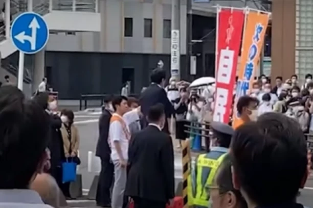 (VIDEO) SNIMAK KADA JE PUCANO NA ABEA! Držao govor, pa se sručio nakon ispaljenih metaka