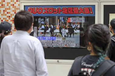 JEZIVA SCENA U JAPANU: ZAPALIO se muškarac u znak protesta povodom SAHRANE Šinza Abea