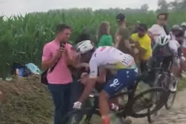Užas na Tur de Fransu: Biciklista SLOMIO vrat nakon sudara sa navijačem! (VIDEO)