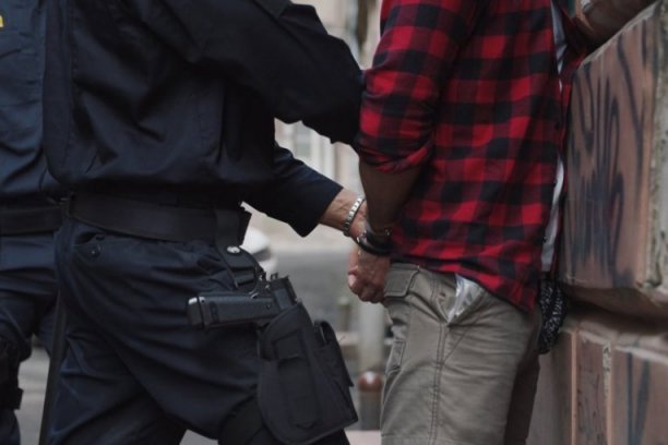 GURNUO ZID OD BLOKOVA NA POLICAJCE: Slomio im prste!