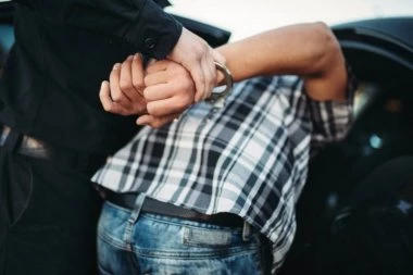 UŽAS U ULCINJU: Mladić pretio roditeljima, policija ga uhapsila po HITNOM POSTUPKU!