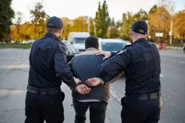 UHAPŠEN MLADIĆ (26) SA INTERPOLOVE POTERNICE: Počinio 37 krivičnih dela, pa se dao u beg!