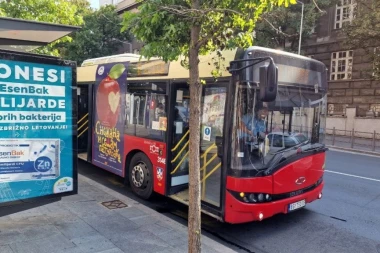 DA LI JE OVO NAJUKLETIJA LINIJA U BEOGRADU? Vozač zaustavio autobus, pa uzeo vrata koja su otpala: Putnici u šoku! (FOTO)