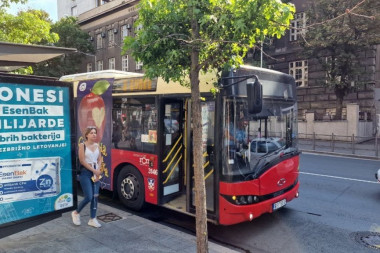 NIJE IMALA KARTU, PA POKUŠALA DA POBEGNE: Beograđanka napravila pometnju u autobusu, URLALA NA KONTROLORE (FOTO)