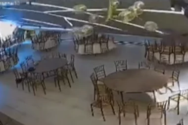 Pogledajte JEZIVI TRENUTAK kad se stropoštava plafon u poznatom hotelu u Leskovcu! Investicija od milion evra otiša u propast! LJUDI BEŽE GLAVOM BEZ OBZIRA! (VIDEO)