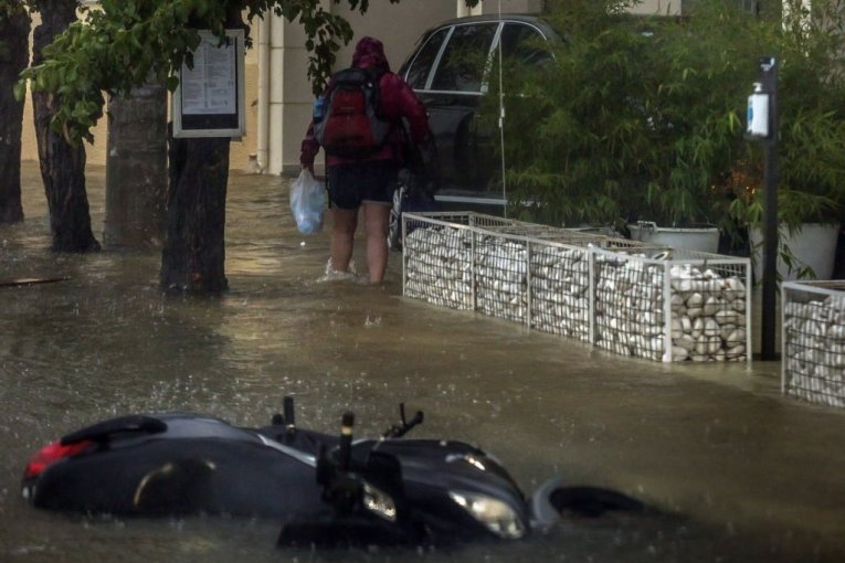 NEVREME U GRČKOJ - POTOPLJENO SRPSKO OMILJENO LETOVALIŠTE: Bujične poplave nose sve pred sobom!