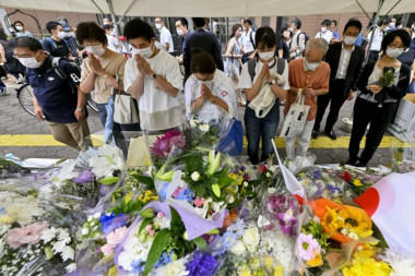 CEO JAPAN TUGUJE! ABEOVI SUNARODNICI ODAJU POČAST ubijenom političaru: Donose cveće, pale sveće, mole se za njegovu dušu!