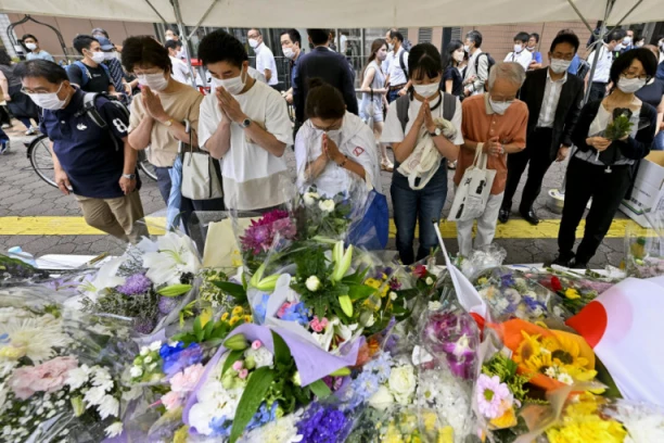 CEO JAPAN TUGUJE! ABEOVI SUNARODNICI ODAJU POČAST ubijenom političaru: Donose cveće, pale sveće, mole se za njegovu dušu!