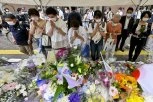 CEO JAPAN TUGUJE! ABEOVI SUNARODNICI ODAJU POČAST ubijenom političaru: Donose cveće, pale sveće, mole se za njegovu dušu!