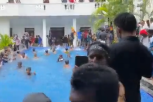 DOZLOGRDILO IM! Urnebesan snimak iz Šri Lanke: Demonstranti upali u predsedničku vilu, kupali se u bazenu! LIDER ZBRISAO! (VIDEO)