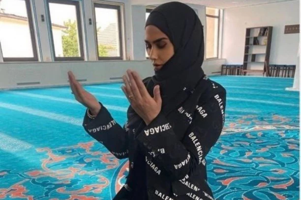 NA MOLITVI U SKUPOCENOM SAKOU ČESTITA BAJRAM: Treća Zukorlićeva žena uživa u velikom luksuzu!