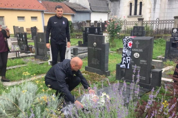Legende se ne zaboravljaju: Delegacija Partizana odala poštu velikom Vladici Kovačeviću! (FOTO)