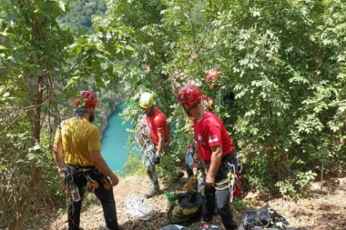 DRAMA U KLISURI REKE GRADAC! Povređena planinarka, spasioci Gorske službe spasavanja hitno reagovali! (FOTO)