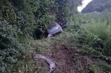 AUTOMOBIL SLETEO U KANJON! Poginule dve žene, vozač povređen!