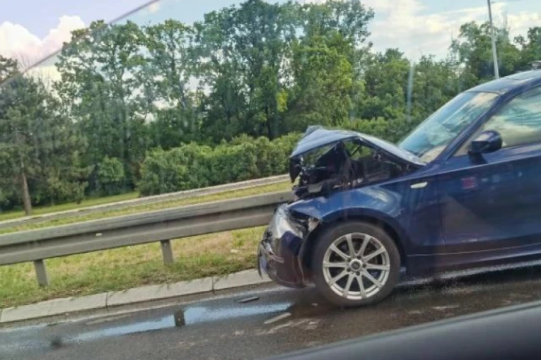 LANČANI SUDAR SEDAM VOZILA NA AUTO-PUTU! Saobraćaj u kolapsu! (FOTO)