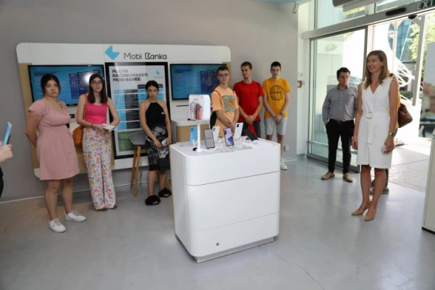 Mobi Banka awarded high school graduates of generation: 500,000 dinars for future students