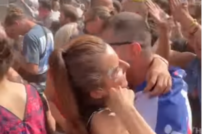 ZAPROSIO JE UZ BREJČU! Momak verio devojku na Egzitu, čestitao im i poznati DJ! (FOTO, VIDEO)