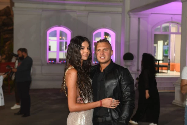 Misica i Karić srećni i ispunjeni stigli na žurku: Jovana ODUVALA STAJLINGOM! (FOTO)
