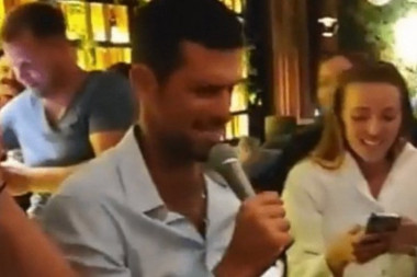 PAO U SEVDAH: Novak sa suprugom Jelenom zapevao poznati narodnjak (VIDEO)