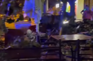 UŽAS U NOVOM SADU! Pijan Mercedesom uleteo u baštu kafića, pa nonšalantno odšetao! (FOTO,VIDEO)