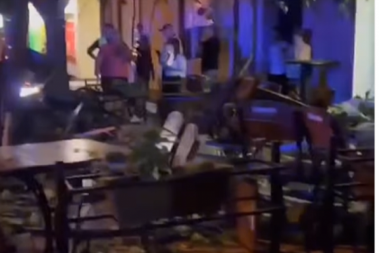 Pitao da li je nekog ubio, a potom MIRNO ODŠETAO! Detalji uletanja automobila u baštu kafića u Novom Sadu! Dve devojke povređene, od lokala malo šta ostalo! (VIDEO)