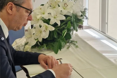 VUČIĆ SE UPISAO U KNJIGU ŽALOSTI U AMBASADI JAPANA: Abea ćemo pamtiti kao velikog i iskrenog prijatelja!